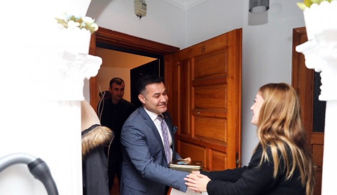 Alanya yeni misafirlerini "Hoşgeldin komşum" projesiyle karşılıyor