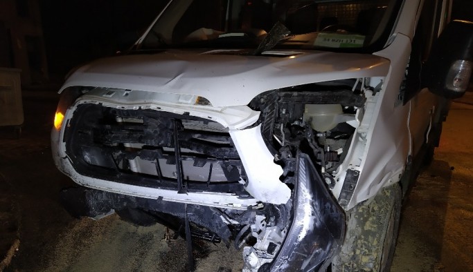 Arnavutköy’de otomobil kontrolden çıktı: 1’i polis, 2 yaralı