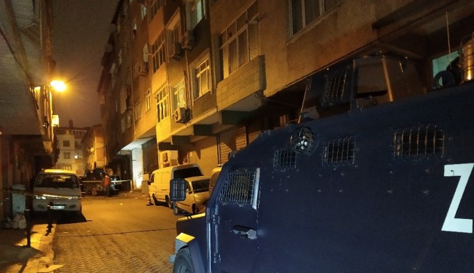 Beyoğlu’nda silahlı saldırı: İş yerine kurşun yağdırıp kaçtılar