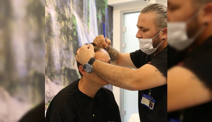 DoctorZen Medikal Direktörü Zengin, saç ekiminde ‘Fiber Fue’ yöntemini anlattı
