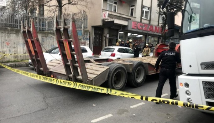 Gaziosmanpaşa’da annesinin elinden fırlayan çocuk tırın altında kaldı