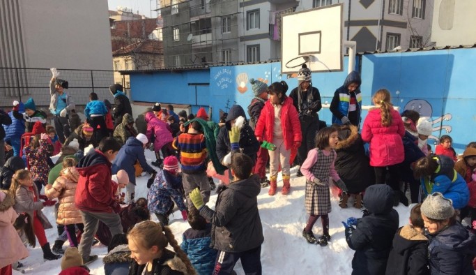 İnegöllüler kara hasret kaldı, yüksek kesimlerden kamyonla kar getirdiler