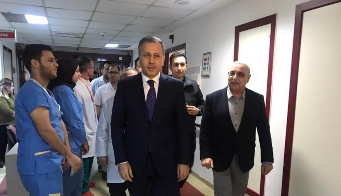 (Özel) İstanbul Valisi Ali Yerlikaya, çekicinin kaldırdığı araçtan düşüp yaralanan kadını ziyaret etti