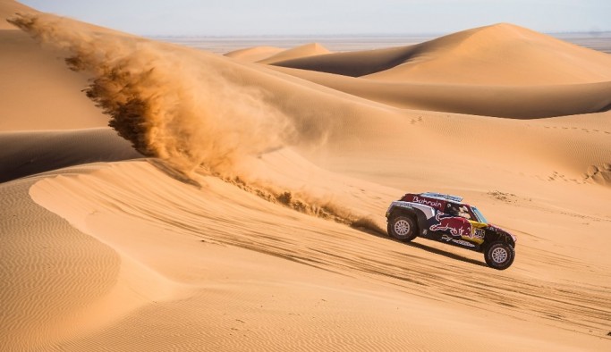 Peterhansel kazandı, Sainz zirveyi korudu