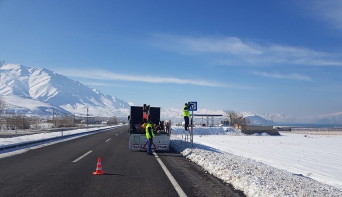 Van Büyükşehir Belediyesi trafik levha çalışmalarını sürdürüyor
