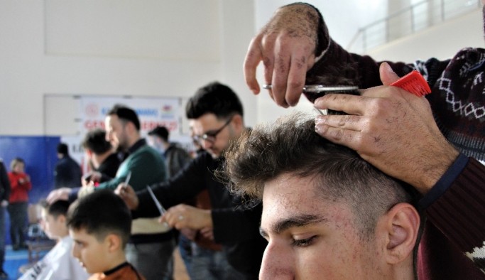 Gönüllü 25 kuaförden depremzede çocuklara anlamlı jest