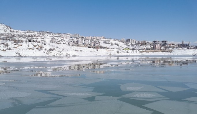 Tunceli’de baraj gölünün bir bölümü buz tuttu