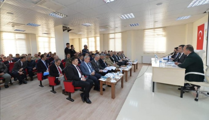 Vali Memiş, Tortum ve Uzundere’de muhtarlarla bir araya geldi
