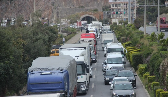 Antalya’da korona virüs uygulamasında kilometrelerce araç kuyruğu