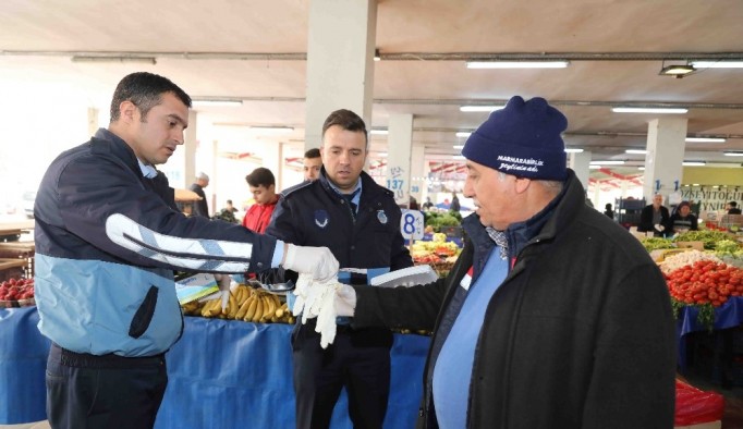 Bayraklı’da zabıta, pazarcılara eldiven ve broşür dağıttı
