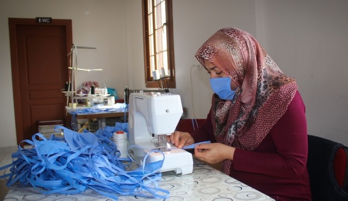 Bergama’nın kadınları sağlık çalışanları için günde bin maske dikiyor