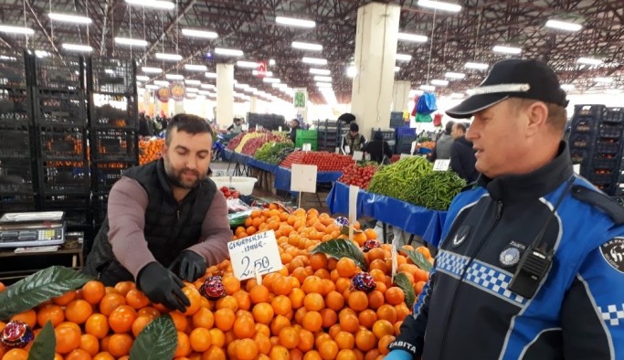 Bursa’da pazarcı esnafına eldiven ve maske denetimi