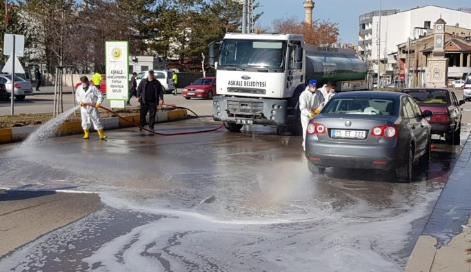 Aşkale, cadde ve kaldırımları dezenfekteli suyla temizledi
