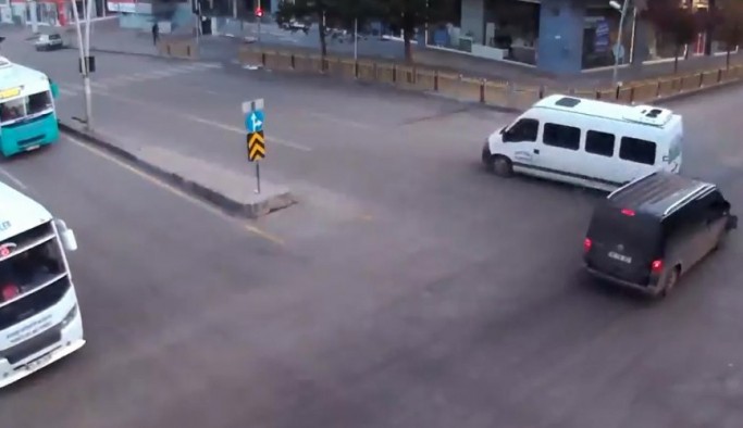 Erzurum’da 5 kişinin yaralandığı feci kaza kameralara yansıdı