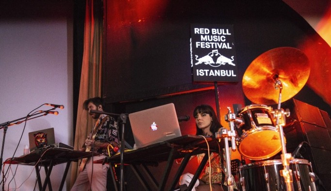 Evde Çal konserlerinin bugünkü konuğu Akın Sevgör olacak