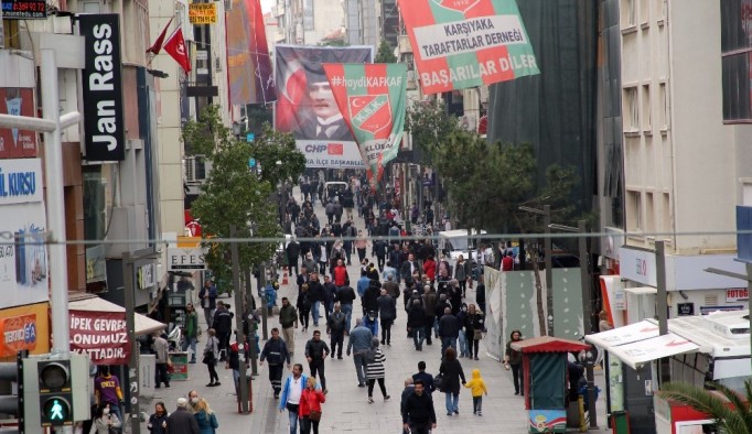 Evde kalın çağrılarına rağmen İzmir’deki yoğunluk göze çarptı