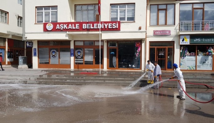 İlçe merkezi köpüklü suyla yıkandı