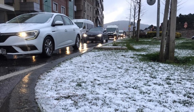 İstanbulluları dolu sürprizi karşıladı