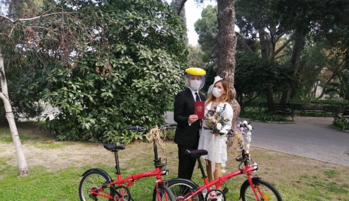 İzmir’de maskeli ve sosyal mesafeli nikah