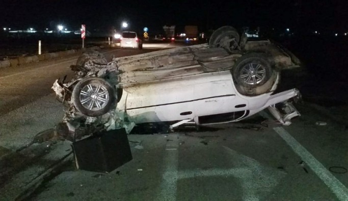 Kamyona çarpan otomobil takla attı: 2 yaralı