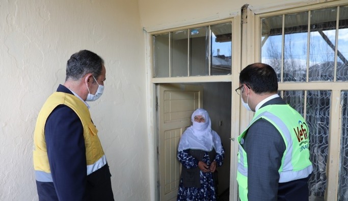 Kaymakam ve belediye başkanı vatandaşların ihtiyacını birlikte teslim etti
