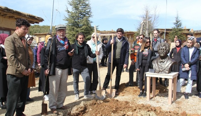 Müslüm Gürses’in ismi Şükran Köyü’nde dikilen çınar ve büstüyle yaşatılacak