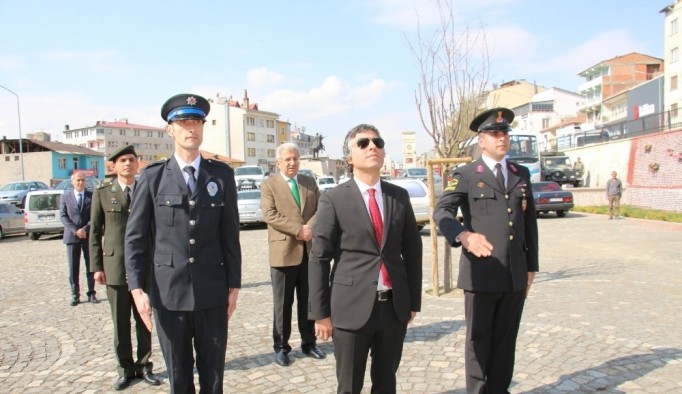Oltu’nun kurtuluşu çelenk sunumu ile kutlandı