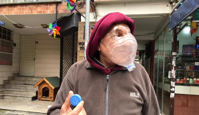(Özel) Kadıköy’de esnaf korona virüse karşı pet şişeden maske yaptı