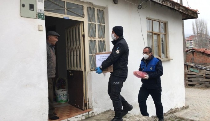 Polis memurundan evde kalan yaşlılara duygulandıran sözler