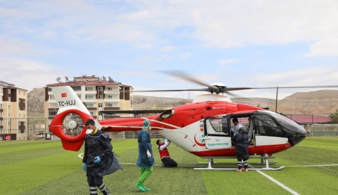 Rahatsızlanan kadın hava ambulansıyla hastaneye kaldırıldı