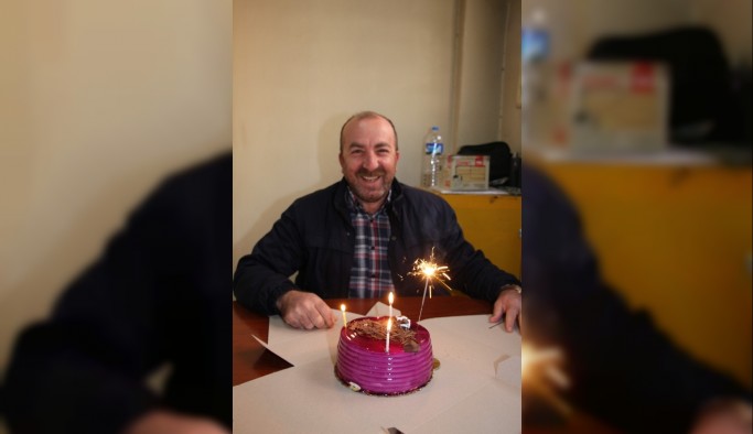 Tek başına doğum günü kutladı