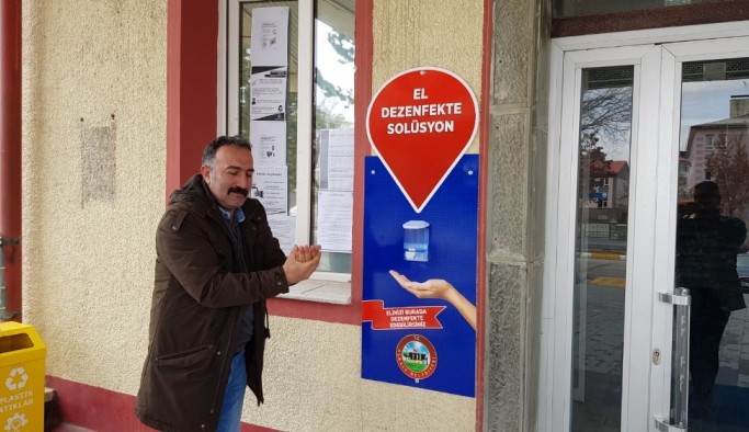 Vatandaşların yoğun kullandıkları noktalara el dezenfekte solüsyonları yerleştirildi
