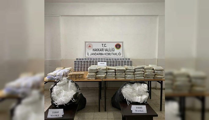 Yüksekova’da 177 kilo eroin ile 10 bin adet tıbbi maske ele geçirildi