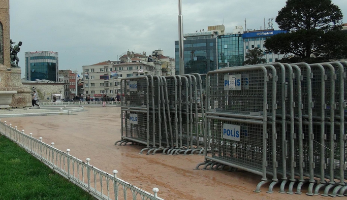 Taksim’de 1 Mayıs öncesi meydana çıkan yollar barikatlarla kapatıldı