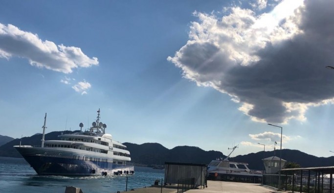 92 metrelik mega yat yakıt ikmali için Marmaris Limanına uğradı