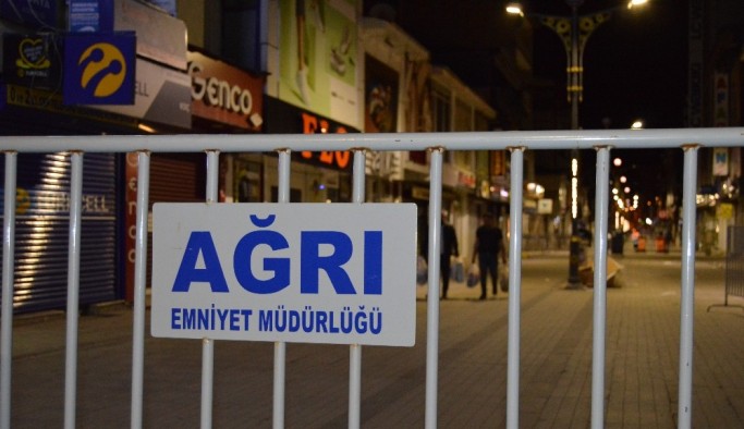 Ağrı’da caddeler ve sokaklar boş kaldı