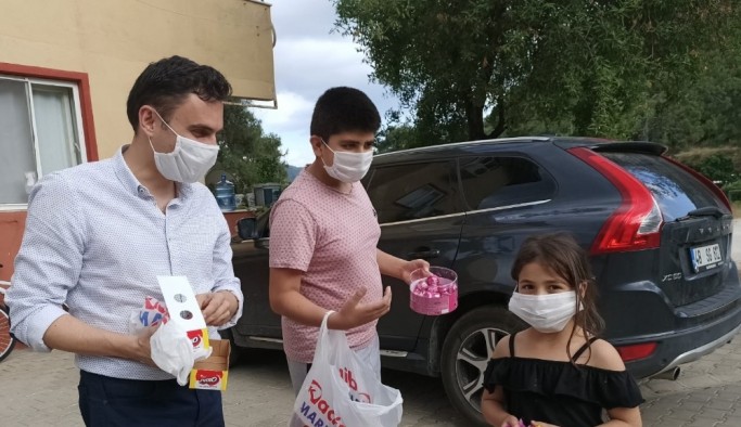 AK Parti ilçe Başkanı çocuklara bayram çikolatası dağıttı