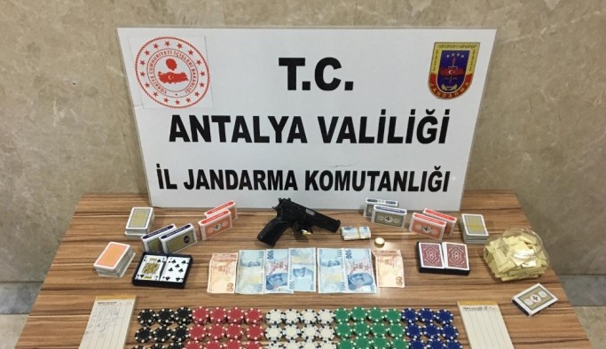 Alanya’da lüks villaya kumar baskını: 17 gözaltı
