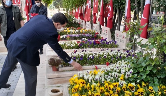 Ankara Valisi Şahin şehitlikleri ziyaret etti