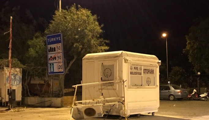 Antalya’da fırtına, güneş panellerini söktü, teknelerin halatlarını kopardı