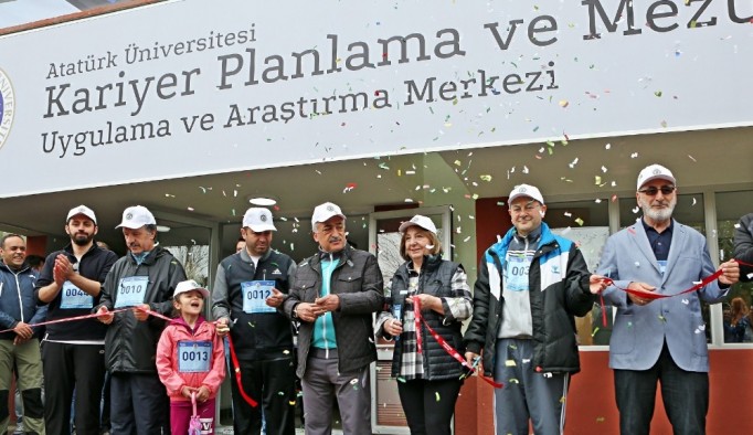 Atatürk Üniversitesi mezunlarıyla iletişimini güçlendiriyor