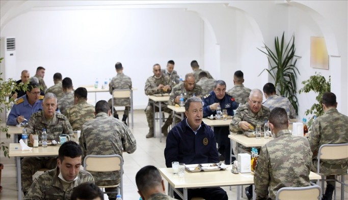 Bakan Akar ve komutanlar Ramazan’ın son iftarını sınırdaki komandolarla yaptı