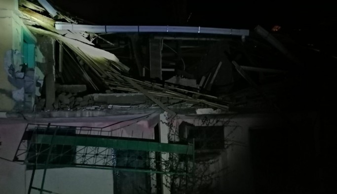 Gece yarısı patlayan tüp evlerini başlarına yıktı