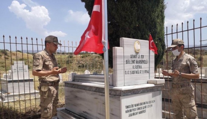 Jandarma Genel Komutanlığından şehit kabirlerine bakım