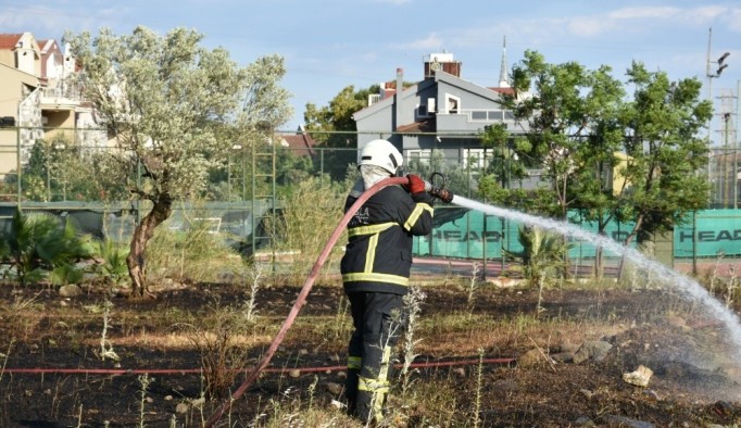 Marmaris’te boş arazide çıkan yangın söndürüldü