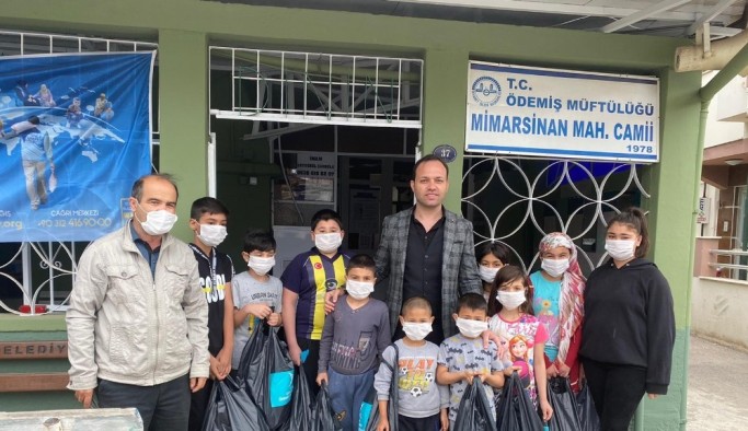 Ödemiş’te çocukların bayramlıkları TÜGVA’dan