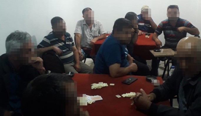 Salgın ve kısıtlamayı hiçe saydılar, bodrum katı kıraathaneye çevirdiler