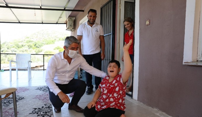 Başkan Oktay, 11 yaşındaki engelli Berat’ı evinde ziyaret etti