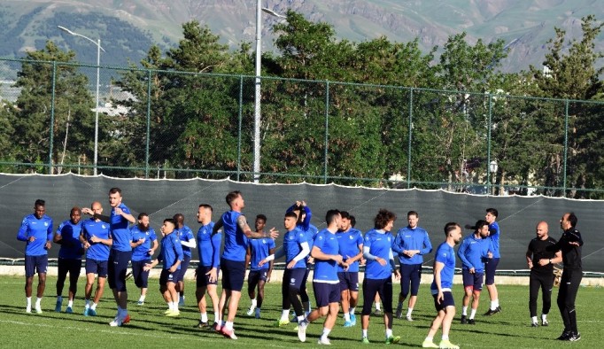 B.B.Erzurumspor, Adana Demirspor karşısında galibiyetine kilitlendi