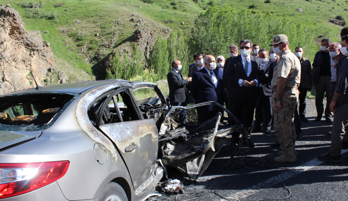 Erzurum Valiliği Resmi Araç, kamyonla kafa kafaya çarpıştı; 2 ölü, 3 yaralı